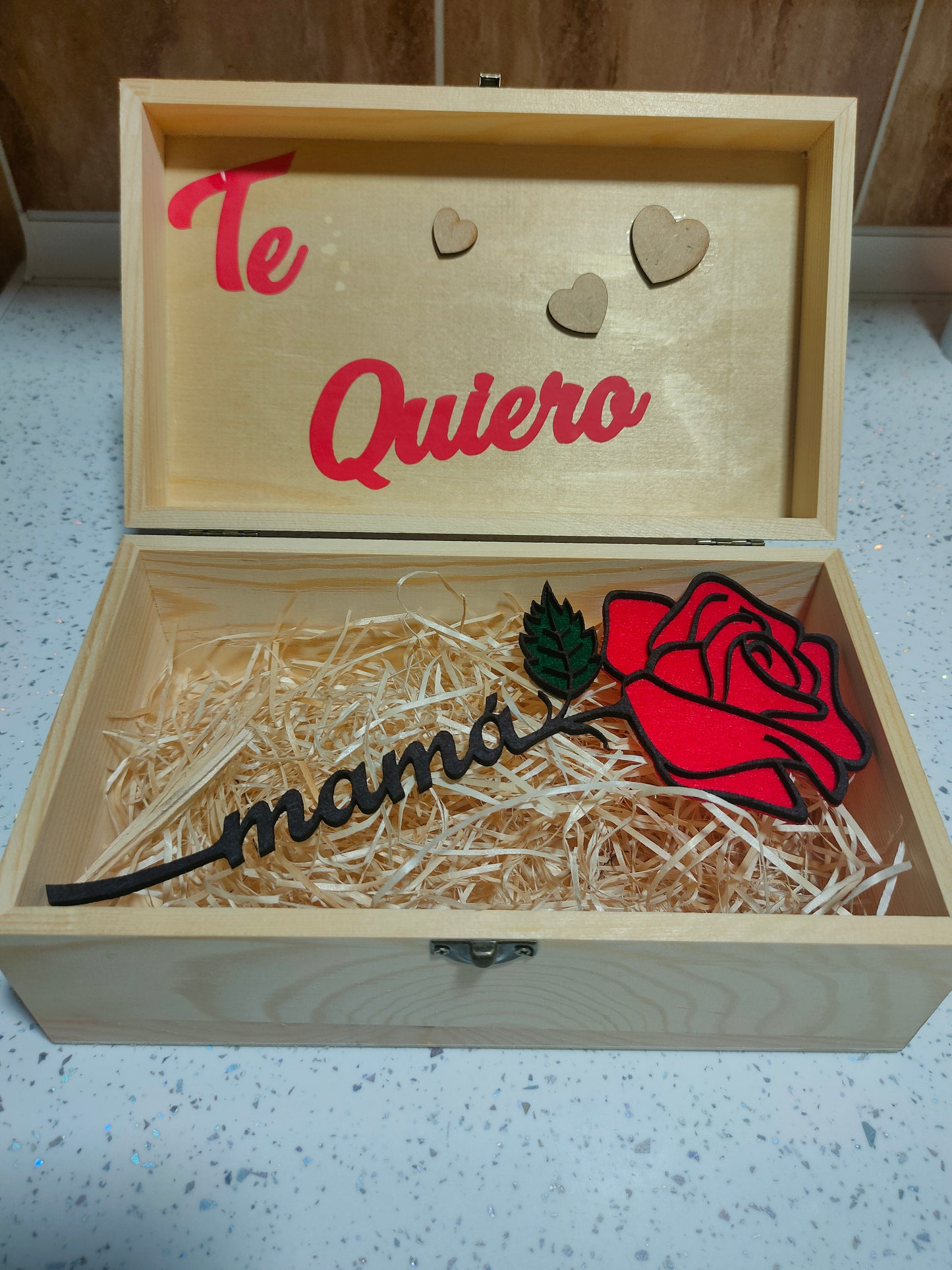 Rosa con caja decorada